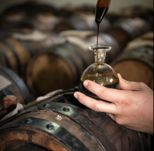 煮詰められたブドウ搾汁は、木樽で長い年月をかけて熟成されます。出来上がったバルサミコビネガーは芳醇な香りをまといます。
